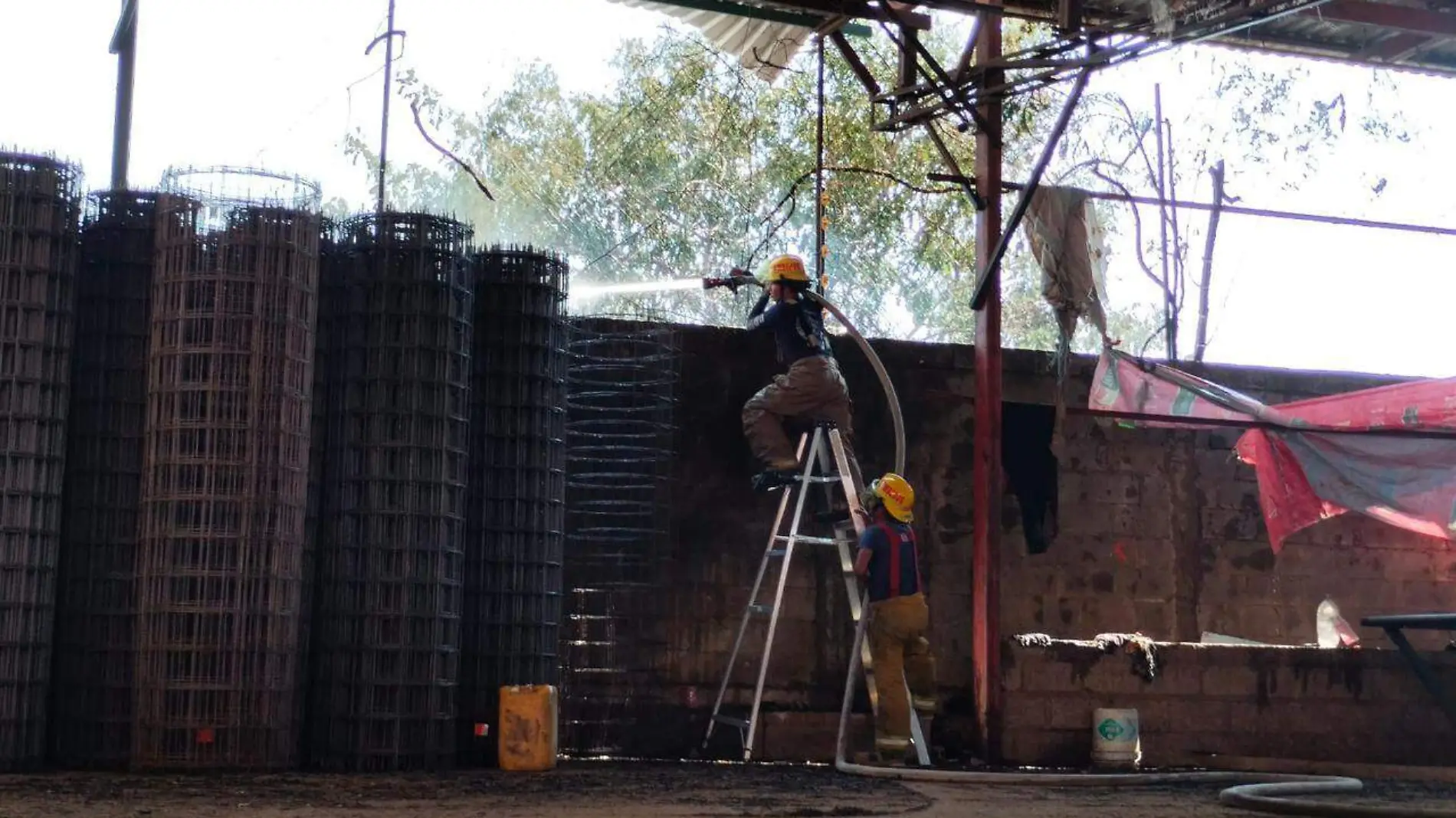 bomberos trabajando